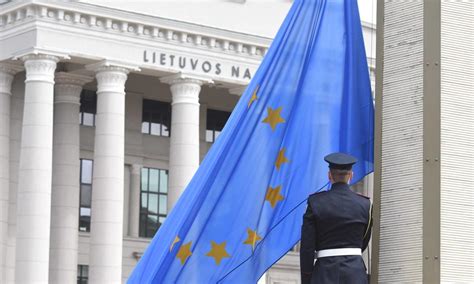  Powstanie Siêu Phong: Bunt przeciwko Chinom w II wieku n.e., Zawiłości Polityczne i Społeczne